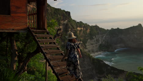 Frau-Erkundet-Bei-Sonnenaufgang-Das-Berühmte-Baumhaus-Baumhaus-Nusa-Penida,-Epische-Aussicht