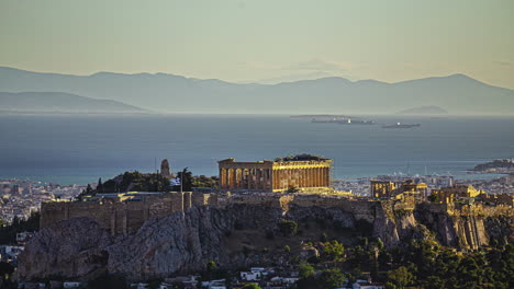 El-Templo-Del-Partenón-Junto-Al-Acantilado-En-La-Acrópolis-De-Atenas,-Grecia,-Dedicado-A-La-Diosa-Atenea.