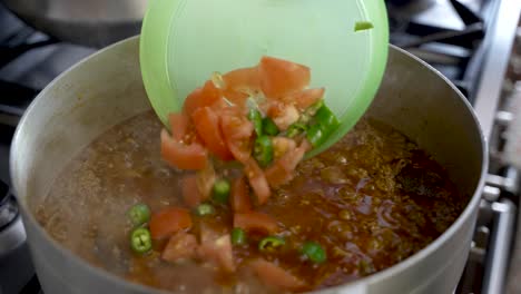 Se-Añaden-Verduras-A-Una-Olla-Chisporroteante-Para-Una-Comida-Deliciosa,-Primer-Plano