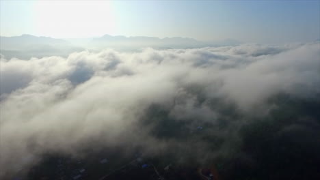 Ciudad-En-Mae-Hong-Son,-Tailandia-Bajo-La-Nube