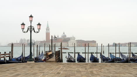 Lámparas-De-Calle-Antiguas-Con-Góndolas-Atadas-A-Amarres-De-Madera-En-El-Gran-Canal-De-Venecia,-Italia