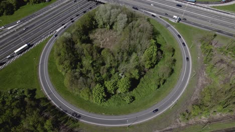 Vista-Aérea-De-La-Vegetación-De-La-Isla-De-La-Rotonda-De-Tránsito-Círculo-De-Intersección-De-Hoevelaken-En-El-Paisaje-Holandés