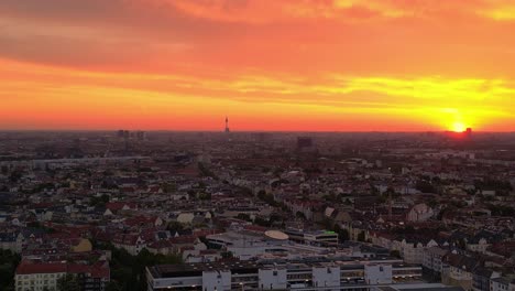 Neuer-Tag-Am-Frühen-Morgen,-Stadt-Berlin-Fernsehturm-Orangefarbener-Himmel-Sonnenaufgang