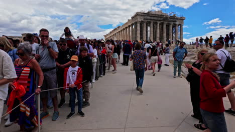 Toma-En-Cámara-Lenta-De-Una-Enorme-Cola-De-Turistas-Esperando-Afuera-De-La-Acrópolis-De-Atenas-En-Grecia-En-Un-Día-Nublado