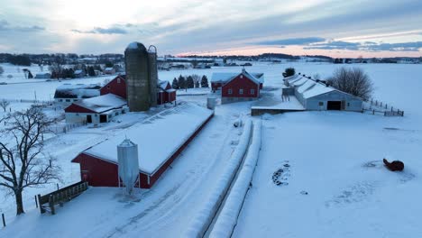 Amerikanische-Farm-Bei-Verschneiten-Sonnenuntergang-Im-Winter