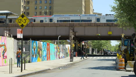 Aktivität-Auf-Der-Straße-In-Harlem,-New-York-An-Einem-Sonnigen-Frühlingstag