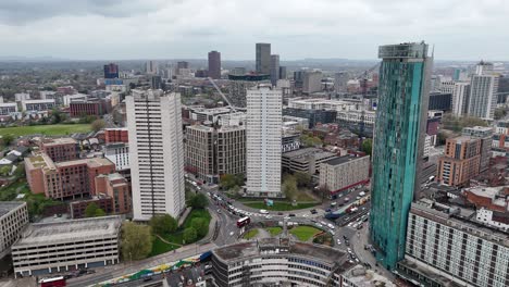 Apartamentos-De-Gran-Altura-En-El-Centro-De-La-Ciudad-De-Birmingham,-Reino-Unido,-Drone,-Antena