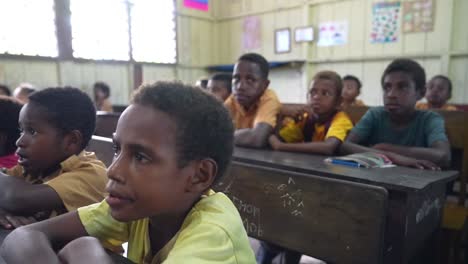 Los-Niños-Asiáticos-De-Raza-Mixta-Escuela-Subdesarrollada-Agats-Asmat-Papua-Indonesia