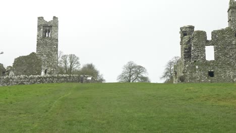 Der-Hügel-Von-Slane-Mit-Den-Überresten-Eines-Franziskanerklosters-Und-Historischen-Sehenswürdigkeiten-In-Der-Grafschaft-Meath,-Irland