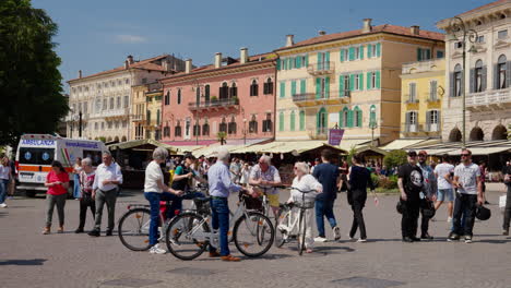 Belebter-Platz-In-Verona-Mit-Touristen-Und-Lebendiger-Architektur