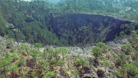 Hermosas-Vistas-Desde-Drones-Del-Cráter-Del-Volcancillo-Y-Senderos-En-Perote,-Veracruz,-México