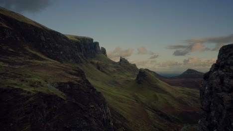 Dolly-En-Antena-Bordeando-Los-Acantilados-En-El-Paseo-Quiraing,-Isla-De-Skye,-Tierras-Altas-De-Escocia