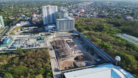 Tower-Crane-At-Real-Estate-Construction-Site-In-Las-Piñas-City,-NCR,-Philippines