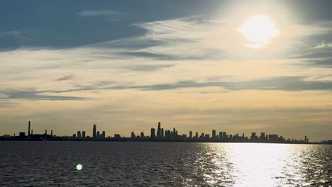 Silhouette-Der-Stadt-Buenos-Aires-Vom-Meer-Aus-Bei-Sonnenaufgang