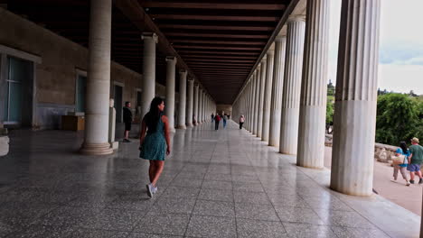 Hermosa-Chica-De-Verano-Caminando-En-El-Museo-De-La-Antigua-ágora-De-Atenas