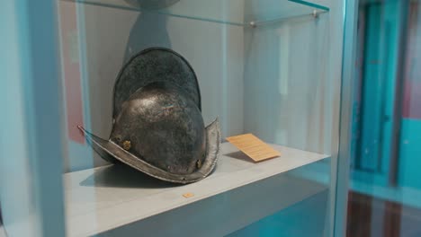 Casco-Antiguo-En-Exhibición-En-La-Sala-De-Armas-Del-Castillo-De-Trakošćan,-Croacia