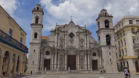 Catedral-De-La-Virgen-Maria-Kirche-Mit-Zwei-Glockentürmen-In-Havanna,-Kuba-Mit-Touristen