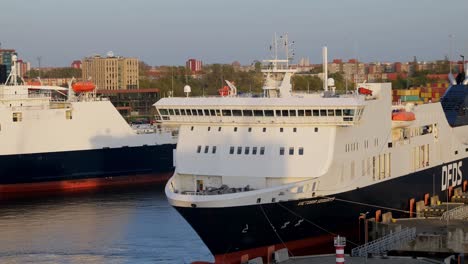 Die-DFD-Fähre-Victoria-Seaways-Liegt-Am-Fährterminal-Vor-Anker-Und-Wartet-Darauf,-Dass-Die-Ladung-Geladen-Wird-Und-Bereit-Ist,-Den-Hafen-Zu-Verlassen.