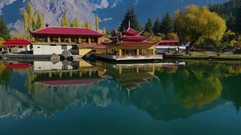 Aerial-pan-shot-of-Shangrila-Resort-on-Shangrila-lake-in-Skardu,-Pakistan