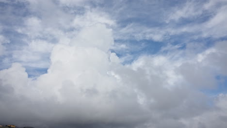 Ausgedehnte-Weiße-Wolken-Wabern-Im-Zeitraffer-Vor-Einem-Strahlend-Blauen-Himmel