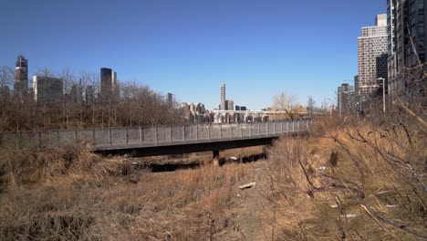 Panorámica-Hacia-La-Izquierda-Desde-El-área-Pantanosa-En-Long-Island-City-Hasta-East-River