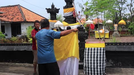 Balinese-Hindus-prepare-to-pray-at-their-Temple,-Indonesia,-Pekalongan-March-22-2023