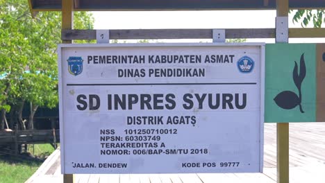 Agats-Asmat-Papua-Indonesien-Gymnasium-Schuleingangsschild