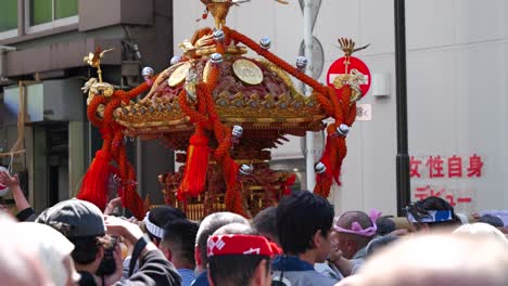 Schrein-Schüttelt-Während-Eines-Typisch-Japanischen-Festivals-Auf-Den-Straßen-Der-Stadt