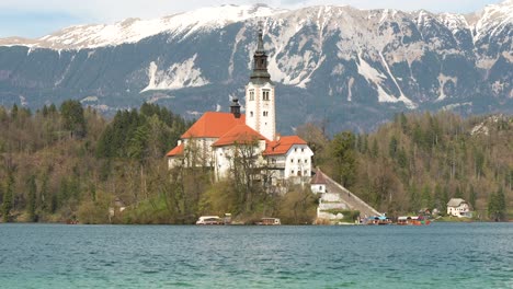 Bled-Insel-Mit-Kirche-Und-Malerischen-Bergen