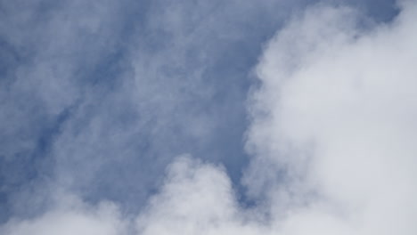 Flauschige-Weiße-Wolken-Ziehen-In-Einem-Ruhigen-Zeitraffer-über-Einen-Strahlend-Blauen-Himmel