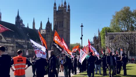 El-Sindicato-GMB-Aboga-Por-Los-Derechos-De-Los-Trabajadores-En-Medio-Del-Histórico-Jardín-De-La-Plaza-Del-Parlamento-En-Londres,-Inglaterra