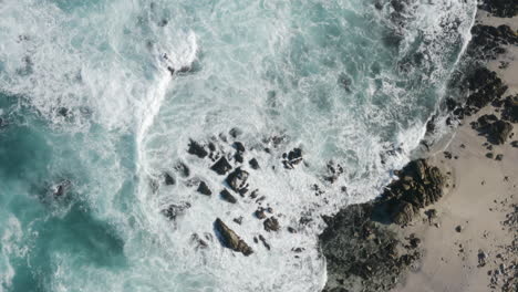 4k-Arriba-De-Un-Mar-Azul-Claro-Rompiendo-En-Las-Rocas-De-La-Bahía-De-Monterey-Con-Corrientes-Y-Aves-Marinas-Visibles