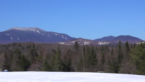 Picos-Nevados-En-Las-Montañas-Adirondack.