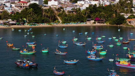 Colorido-Puerto-Pesquero-En-Vietnam,-Sudeste-Asiático