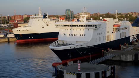 Dos-Ferries-De-La-Compañía-Dfds-Están-Amarrados-En-La-Terminal-Y-Esperan-A-Que-Se-Cargue-La-Carga-Y-Salga-Del-Puerto.