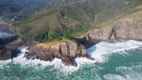 Piha-Beach-Küste-Und-Taitomo-Island-An-Einem-Sonnigen-Tag-In-Auckland,-Neuseeland