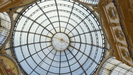 Elegante-Cúpula-De-Cristal-De-La-Galleria-Vittorio-Emanuele-II-En-Milán