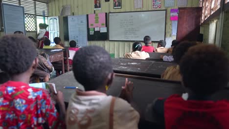 Papua-Kinder-Im-Klassenzimmer-Lernen-In-Der-Turnhalle-Dorfschule-Asien