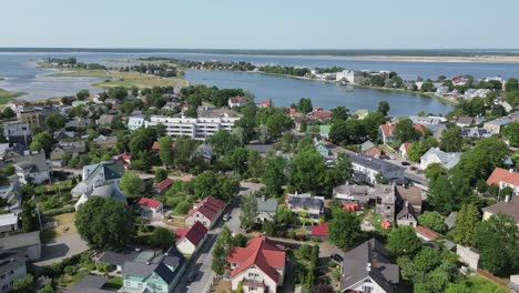 Überflug-Der-Niedrigen-Ostseeküste-Der-Sonnigen-Stadt-Haapsalu-Im-Westen-Estlands