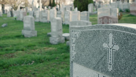 Lápida-En-El-Cementerio-Con-Cruz-Cristiana-Tallada