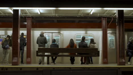 U-Bahn-Fährt-In-Die-34th-Street-Station-In-New-York-City-Ein