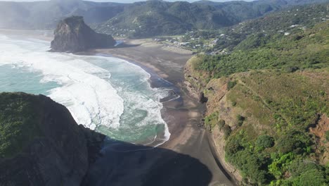 Lion-Rock-At-Piha-Beach-on-the-Tasman-Sea-In-Summer-In-Auckland,-New-Zealand