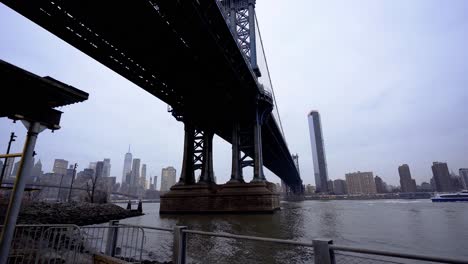 Observando-Las-Olas-Romper-Bajo-El-Puente-De-Manhattan-En-Un-Día-Frío-En-Nueva-York.