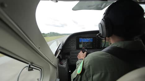 Piloto-Volar-Avión-Pequeño,-Cerrar