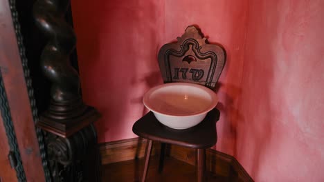 Instalación-De-Lavabo-Vintage-En-Una-Habitación-Barroca-En-El-Castillo-De-Trakoscan,-Croacia