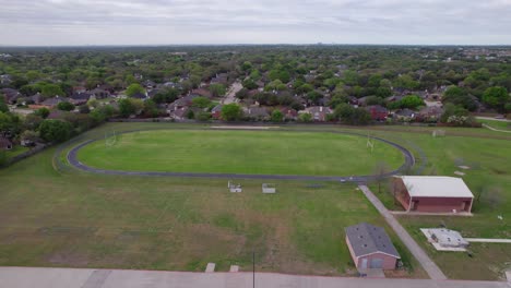 Luftaufnahmen-Des-Leichtathletikplatzes-Der-Lamar-Middle-School-In-Flower-Mound,-Texas