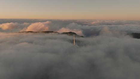 Drohnenflug-über-Dem-Windkraftwerk-Bei-Bewölktem-Sonnenaufgang