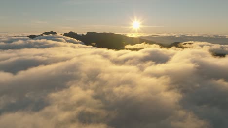 Drohnenflug-über-Den-Wolken-Bei-Sonnenaufgang-Auf-Madeira,-Portugal