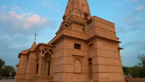 Templo-Hindú-Artístico-Con-Un-Espectacular-Cielo-Al-Atardecer-Desde-Una-Perspectiva-única