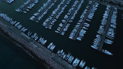 Un-Puerto-Deportivo-Lleno-De-Gente-En-Menton,-Cerca-De-La-Frontera-Italiana,-Riviera-Francesa,-Filmado-Al-Atardecer,-Vista-Aérea